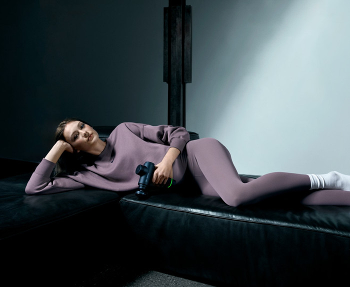 Hyperice Hypervolt Go 2 Wit product in gebruik