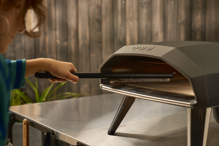 Ooni Pizzaovenborstel product in gebruik