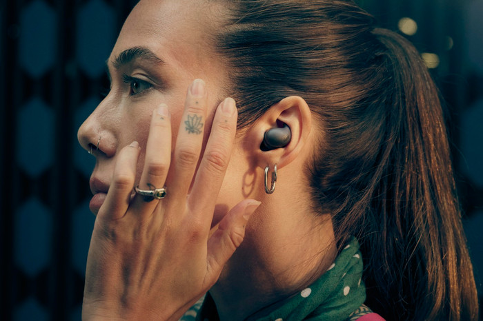 Sony LinkBuds Fit Wit product in gebruik