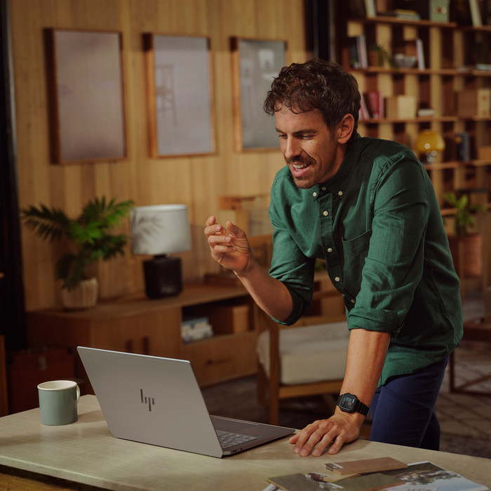 HP OmniBook Ultra 14-fd0990nb Copilot+ PC AZERTY product in use