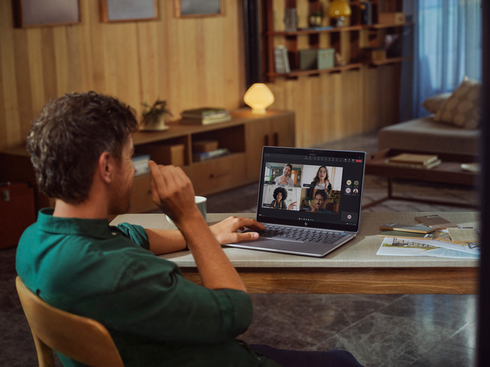 HP OmniBook Ultra 14-fd0990nb Copilot+ PC AZERTY product in use