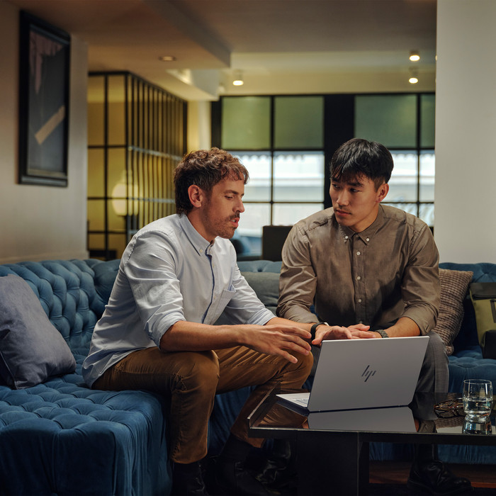 HP OmniBook Ultra 14-fd0990nb Copilot+ PC AZERTY product in use