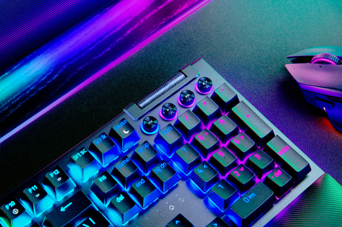 Razer BlackWidow V4 Mechanical Gaming Keyboard Green Switch QWERTY detail