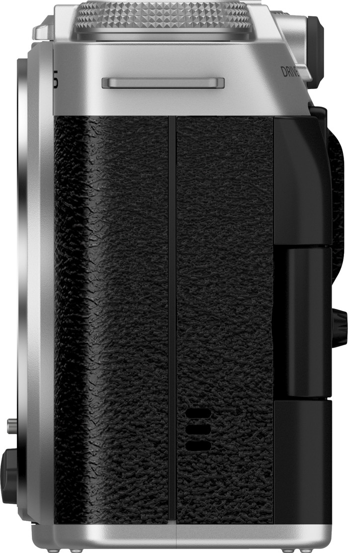 Fujifilm X-M5 Argent + XC 15-45 mm f/3.5-5.6 OIS PZ côté gauche