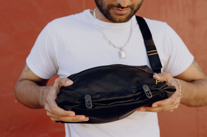 Peak Design Outdoor Sling 7L Black product in use