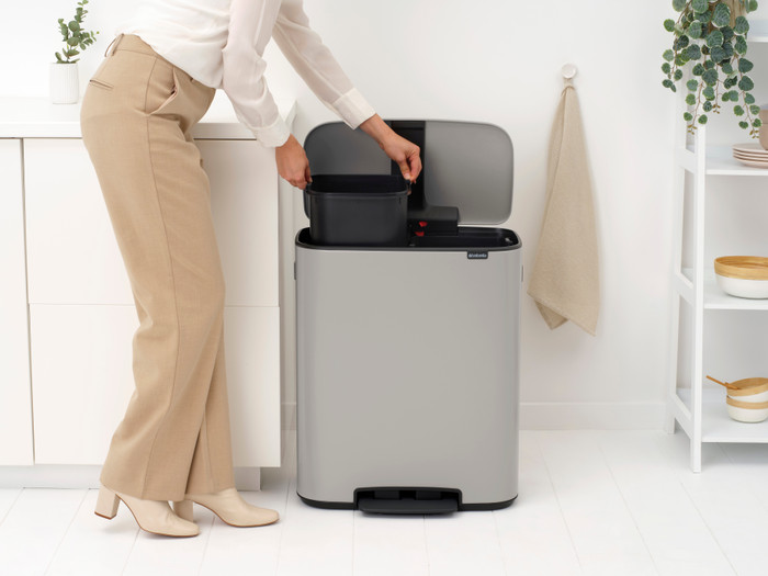 Brabantia Bo Pedal Bin 2 x 30 Liter Soft Grey product in gebruik
