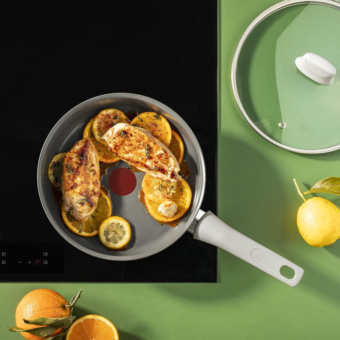 Tefal Renew On Keramische hapjespan 24 cm Grijs product in gebruik