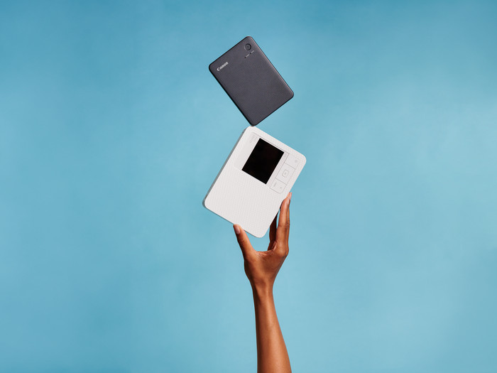 Canon SELPHY QX20 Black product in use