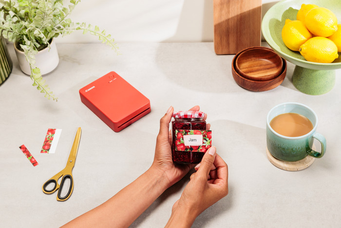 Canon SELPHY QX20 Red product in use