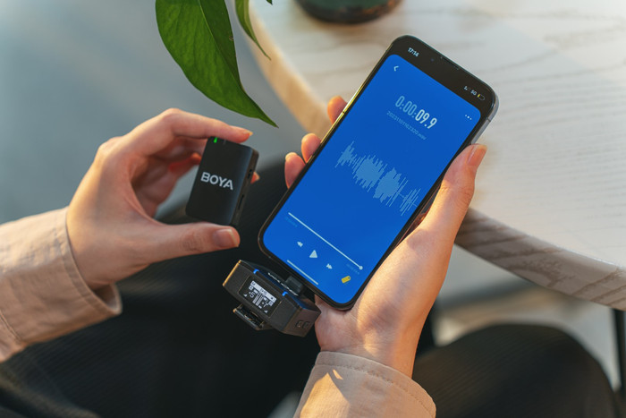 BOYA BOYAMIC product in use