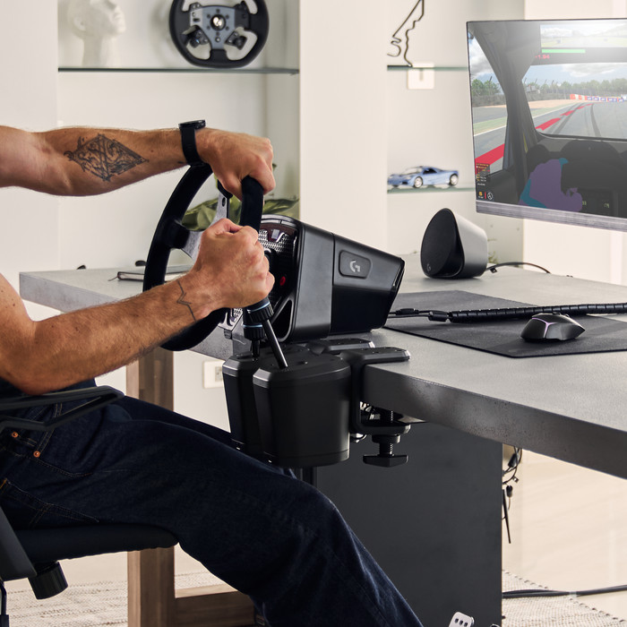 Logitech G RS Shifter & Handbrake Add-on product in gebruik