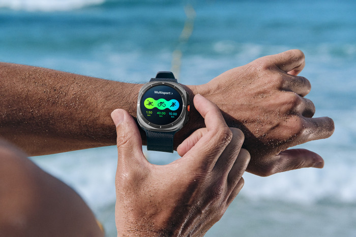 Samsung Galaxy Watch Ultra (2025) 4G Titanium Zilver 47mm + Ultra Trail Horlogeband Grijs product in gebruik