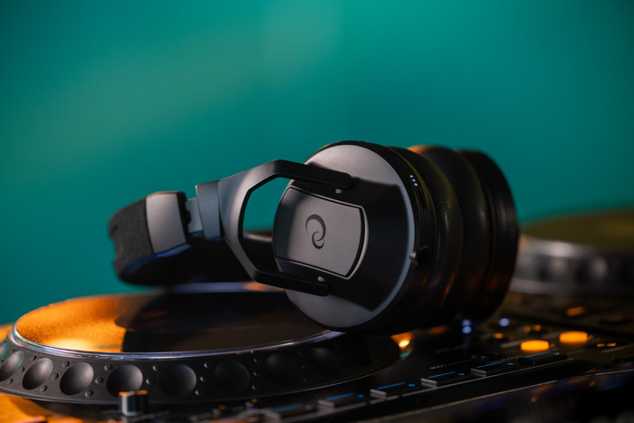 AlphaTheta HDJ-F10 product in gebruik