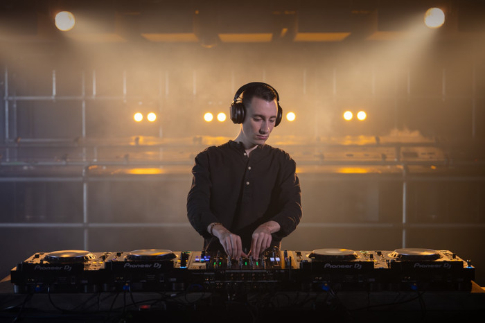 AlphaTheta HDJ-F10 product in gebruik