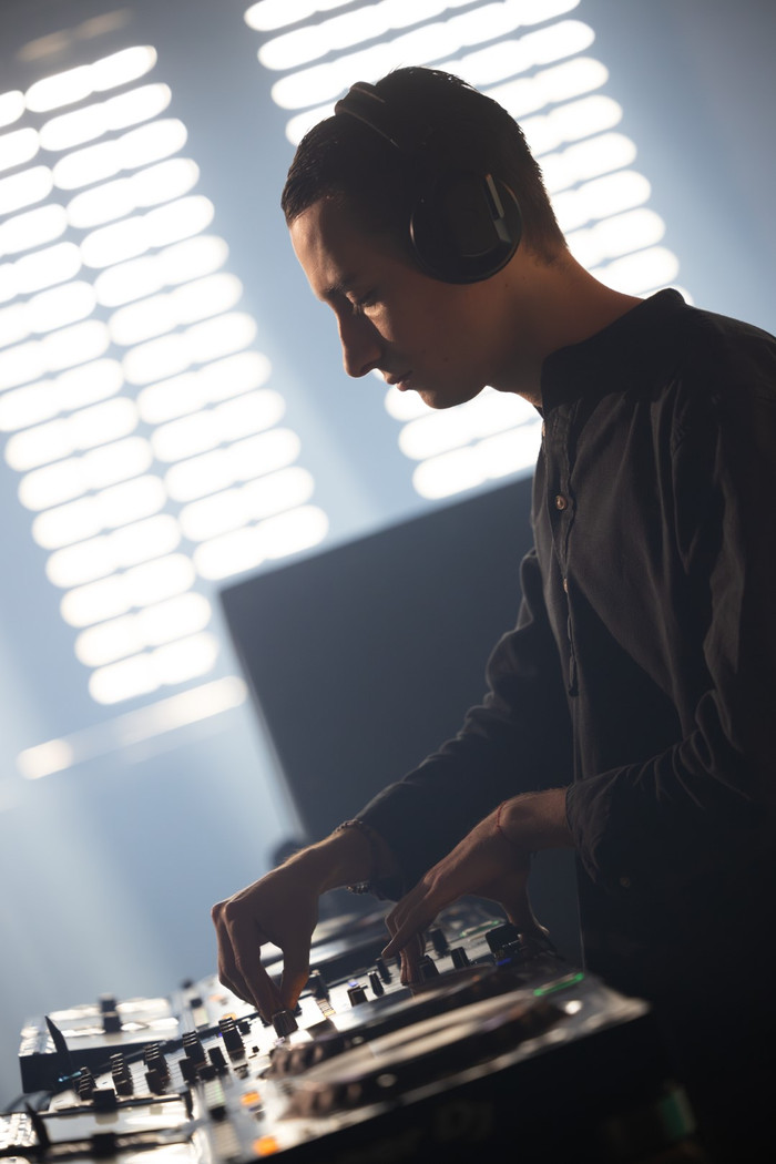 AlphaTheta HDJ-F10 product in gebruik