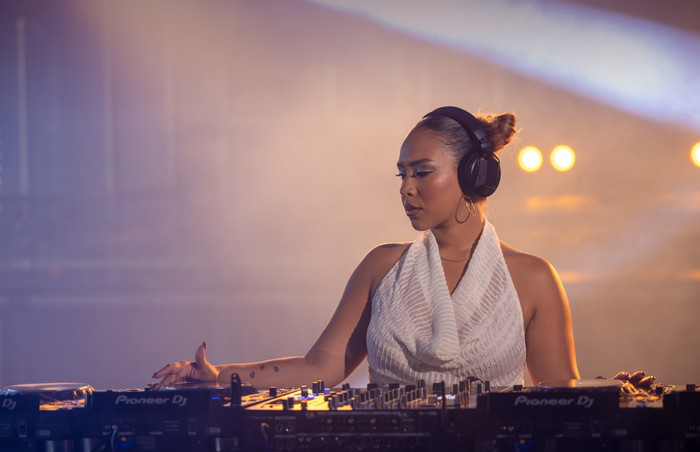 AlphaTheta HDJ-F10 product in gebruik