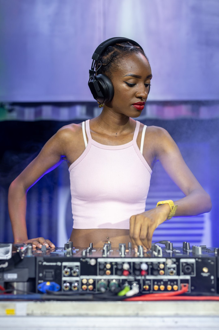 AlphaTheta HDJ-F10 product in gebruik