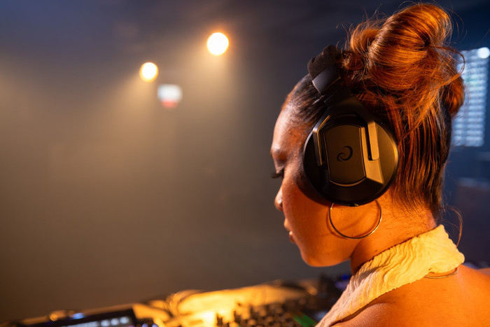 AlphaTheta HDJ-F10 product in gebruik