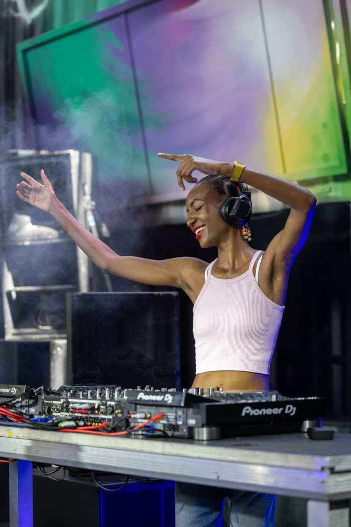 AlphaTheta HDJ-F10 product in gebruik