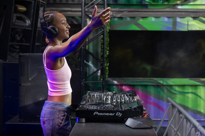 AlphaTheta HDJ-F10 product in gebruik