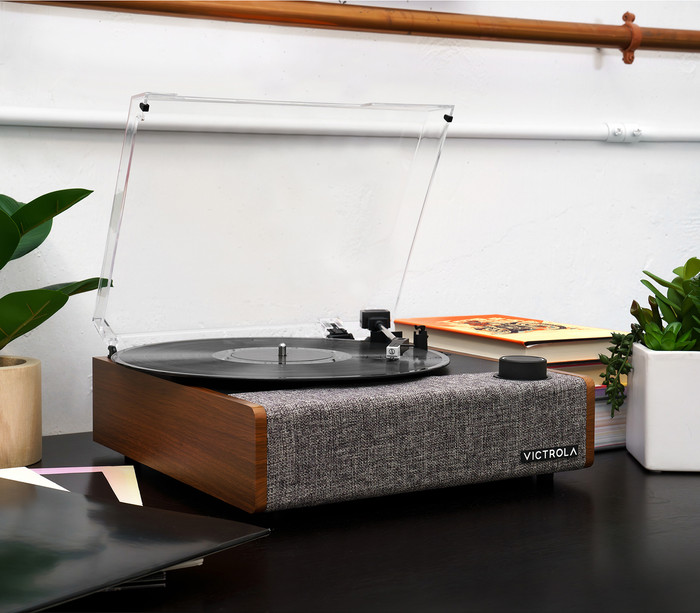 Victrola Eastwood II Bruin product in gebruik