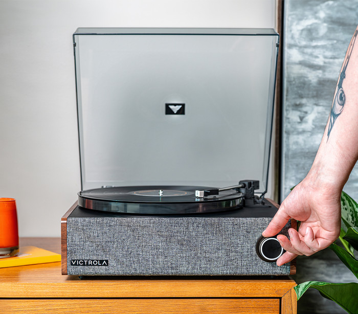 Victrola Eastwood LP Bruin product in gebruik