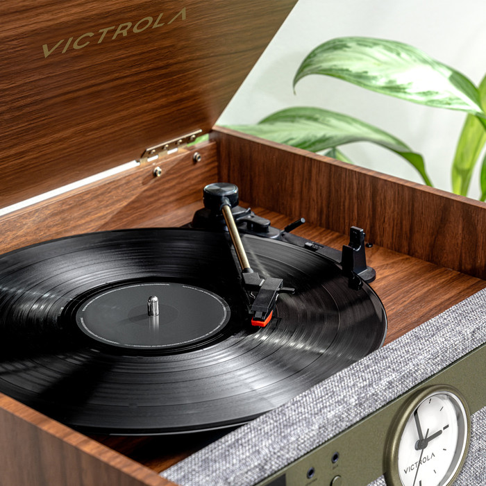 Victrola Century Signature Bruin product in gebruik