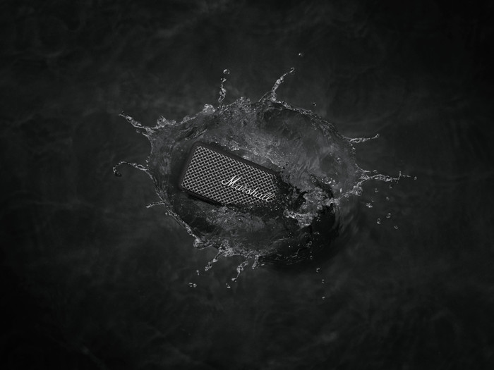 Marshall Emberton II BT Black & Brass Duo Pack product in gebruik