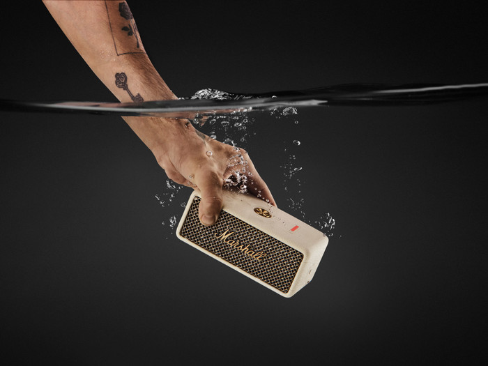 Marshall Emberton III BT Crème Duo Pack product in gebruik