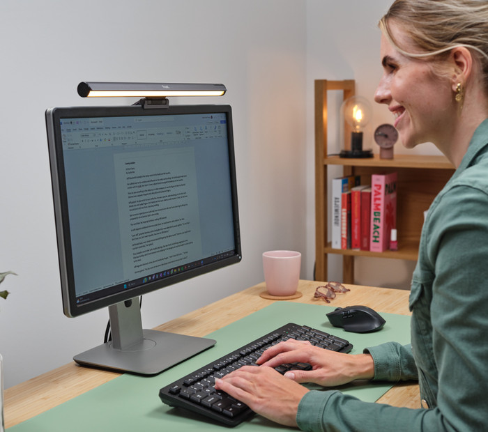 Trust Shyne - Monitor Light Bar product in gebruik