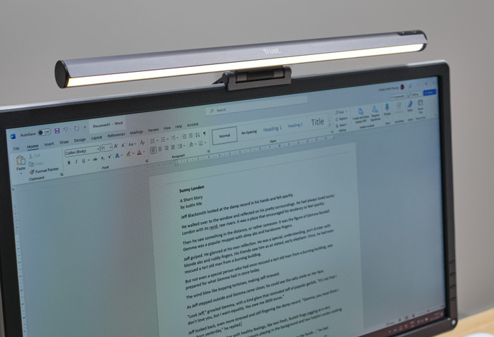 Trust Shyne - Monitor Light Bar product in gebruik