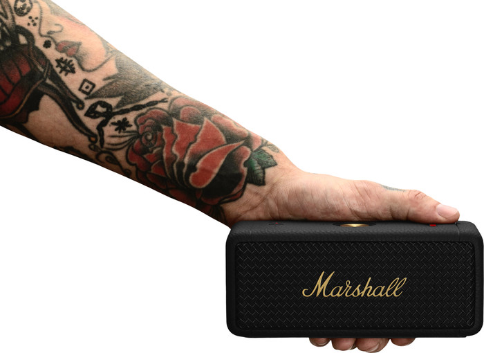 Marshall Emberton II BT Black & Brass Duo Pack product in gebruik