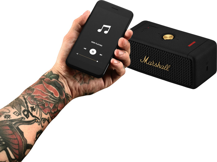 Marshall Emberton II BT Black & Brass Duo Pack product in gebruik