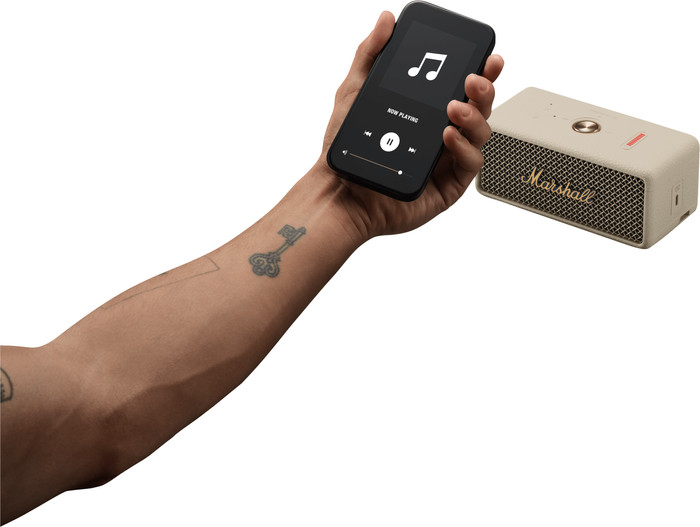 Marshall Emberton III BT Crème Duo Pack product in gebruik