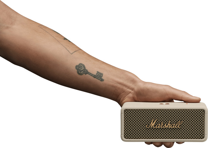 Marshall Emberton III BT Crème Duo Pack product in gebruik