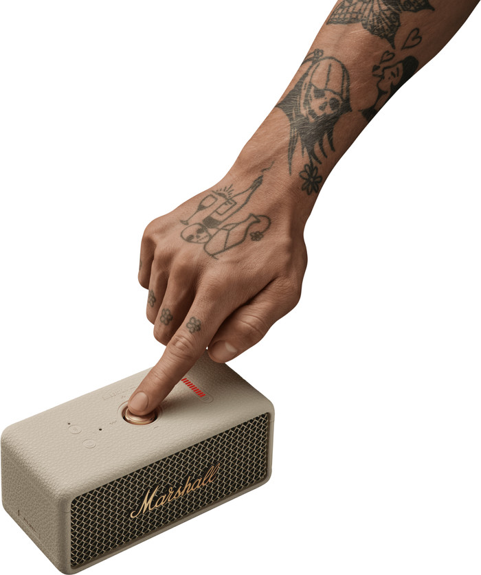 Marshall Emberton III BT Crème Duo Pack product in gebruik