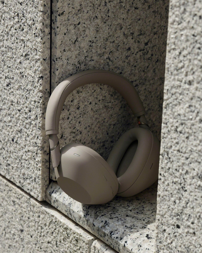 Sony WH1000XM6 Sandstone product in gebruik