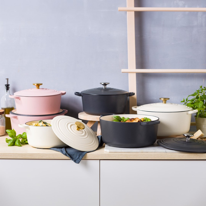 BK BOUR CastIron Dutch Oven 24cm Earl Grey product in use