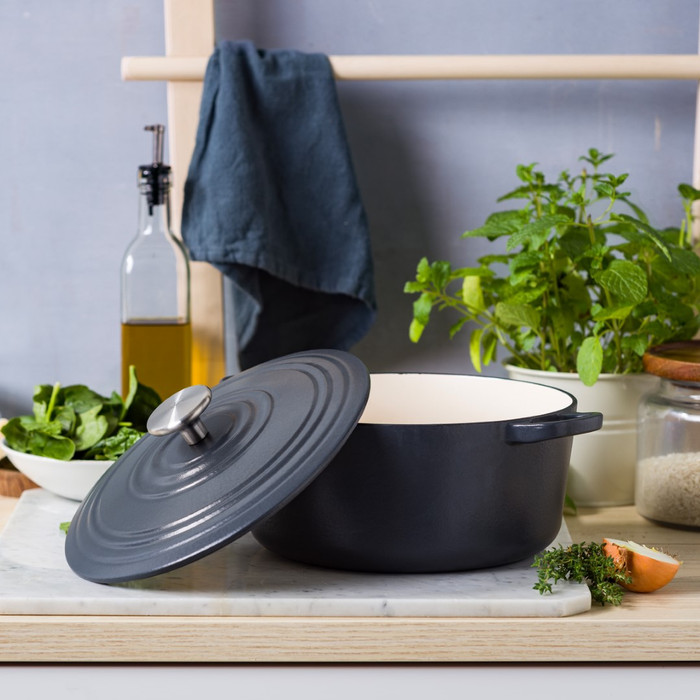 BK BOUR CastIron Dutch Oven 24cm Earl Grey product in use