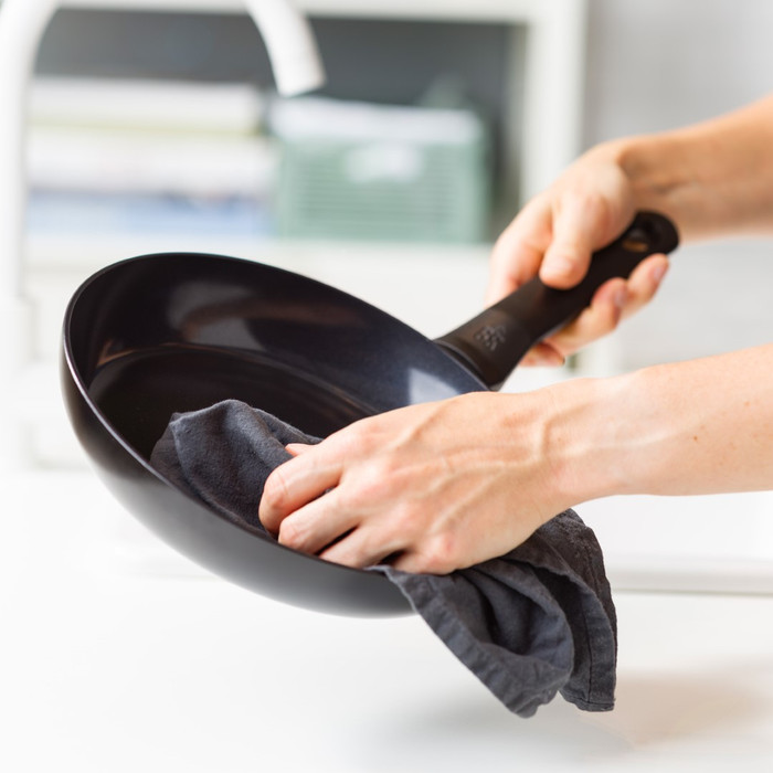 BK Enjoy Frying Pan Set 24cm + 28cm Black product in use