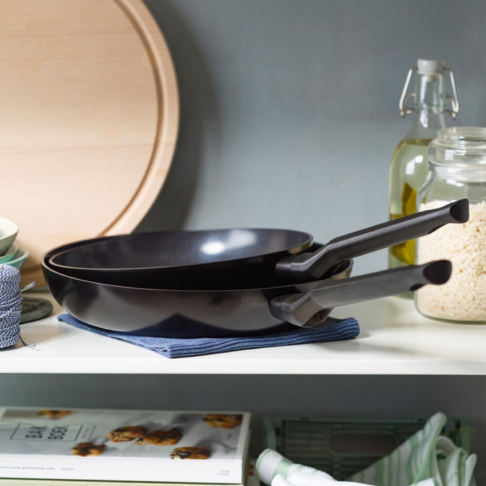 BK Enjoy Frying Pan Set 24cm + 28cm Black product in use