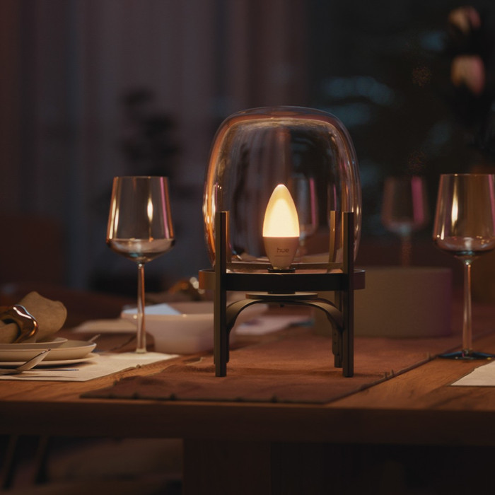 Philips Hue Kaarslamp White Ambiance E14 Duo Pack product in gebruik