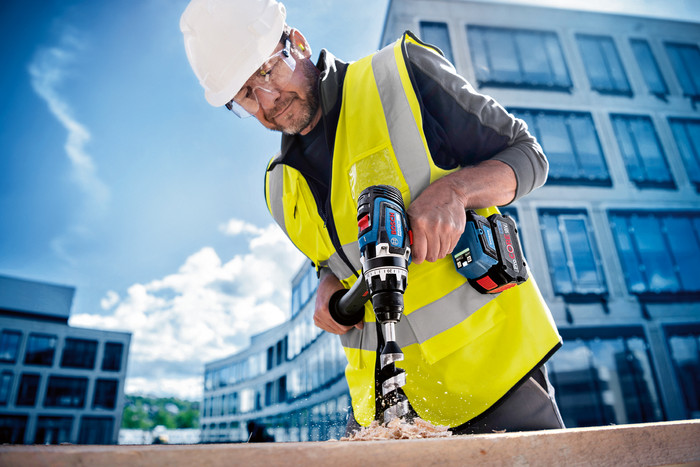 Bosch Professional GSR 18V-150 C 5,0 Ah GBA Accu (2x) Starterspakket product in gebruik