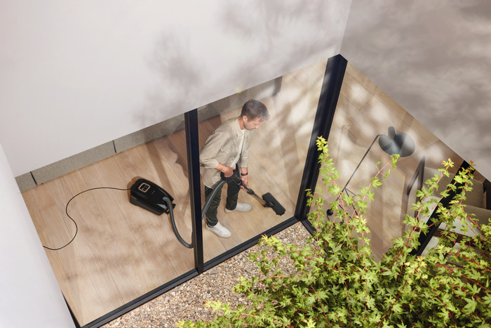 Miele Guard L1 AllFloor Parquet Obsidian Black product in use