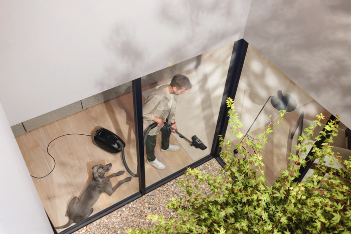 Miele Guard M1 Cat & Dog Obsidian Black product in use