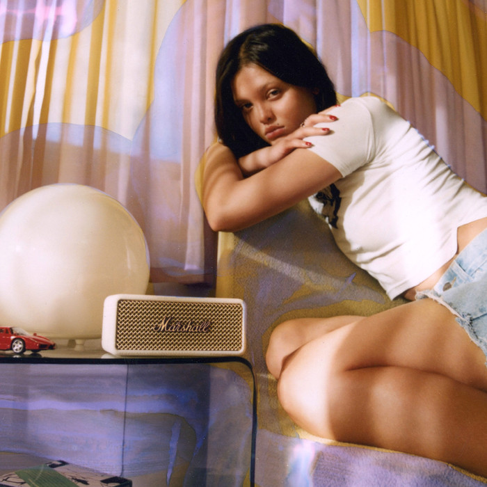 Marshall Emberton III BT Crème Duo Pack product in gebruik