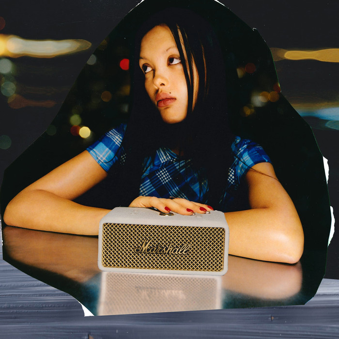 Marshall Emberton III BT Crème Duo Pack product in gebruik