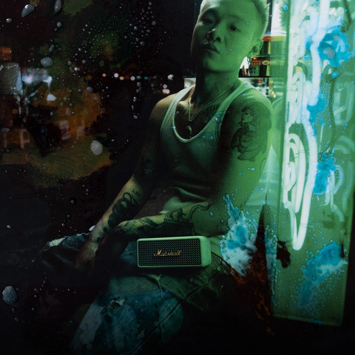 Marshall Emberton III BT Crème Duo Pack product in gebruik