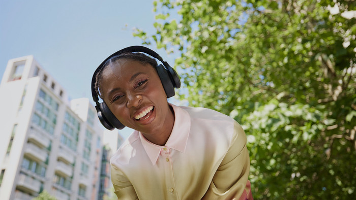 JBL Live 770NC Noir + BlueBuilt Chargeur Quick Charge avec Port USB produit à l'usage