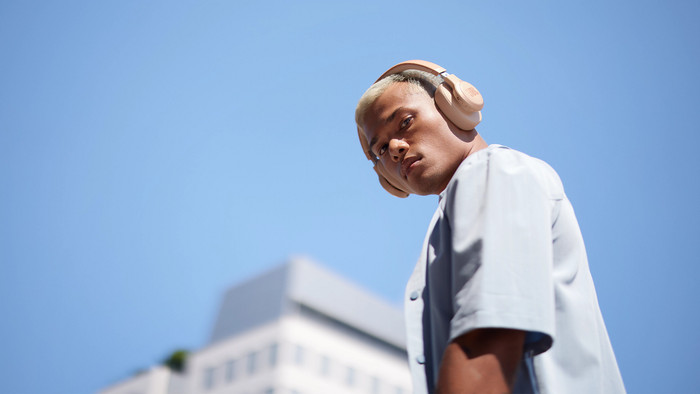 JBL Live 770NC Rose Gold + BlueBuilt Quick Charge Charger with USB-A Port product in use